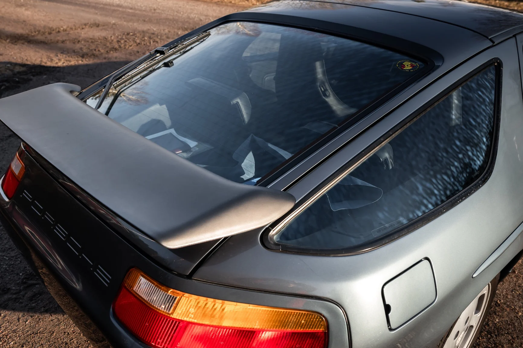 Exteriörbild på 1988 Porsche 928 S4 (30)
