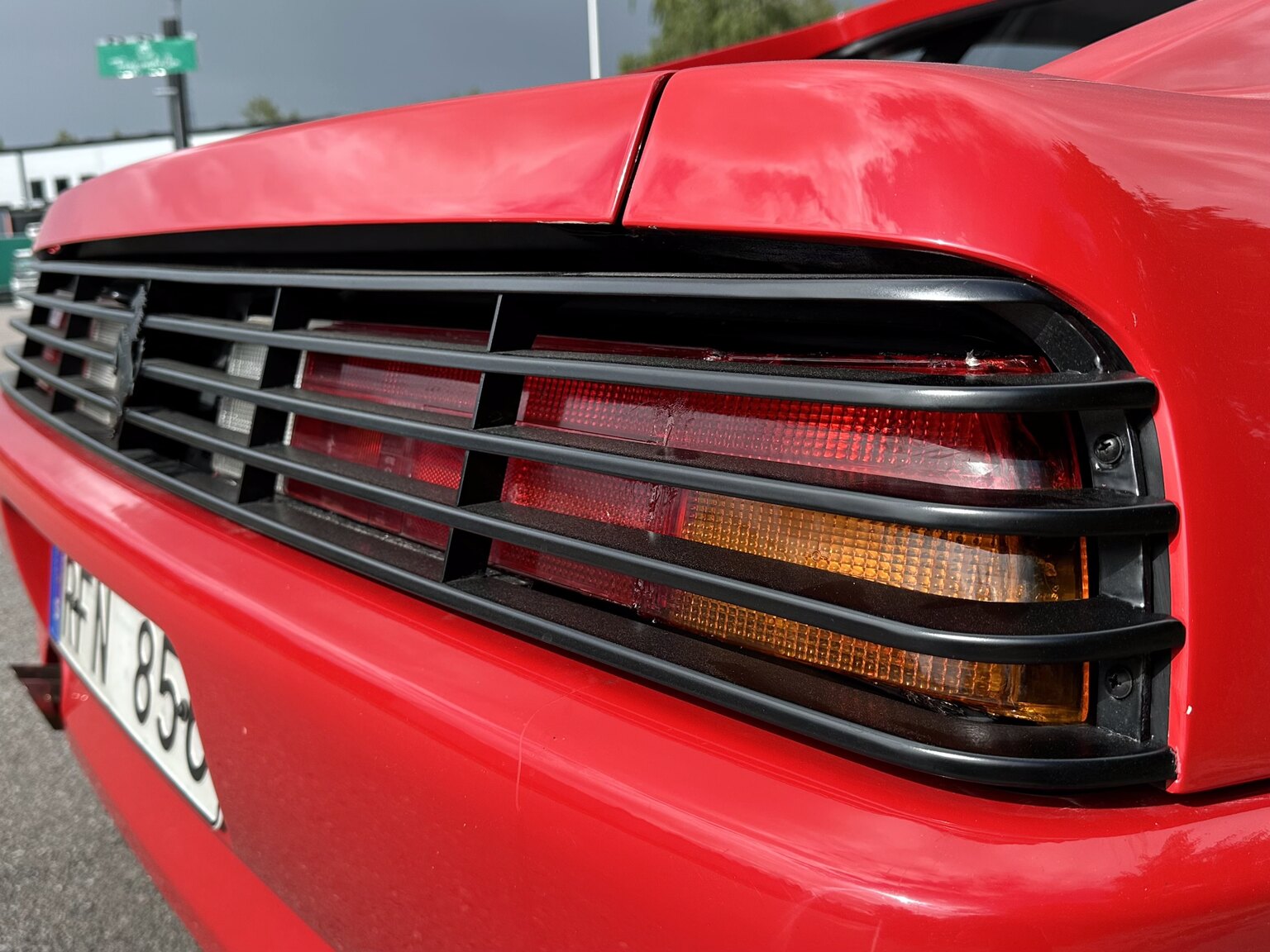 Exteriörbild på 1990 Ferrari 348 (34)