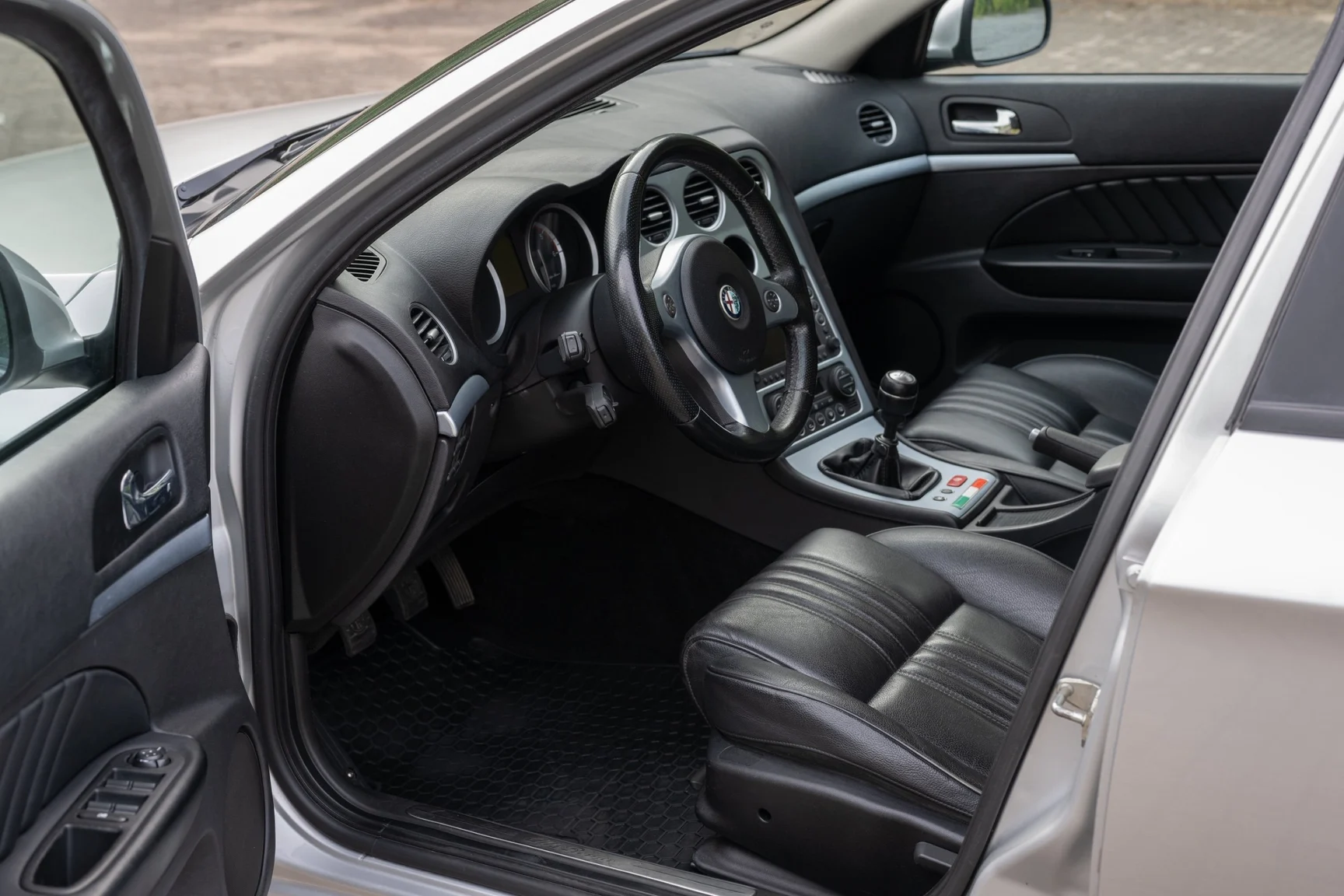 Innenraumfoto von 2008 Alfa Romeo 159 Q4 Sportwagon (28)