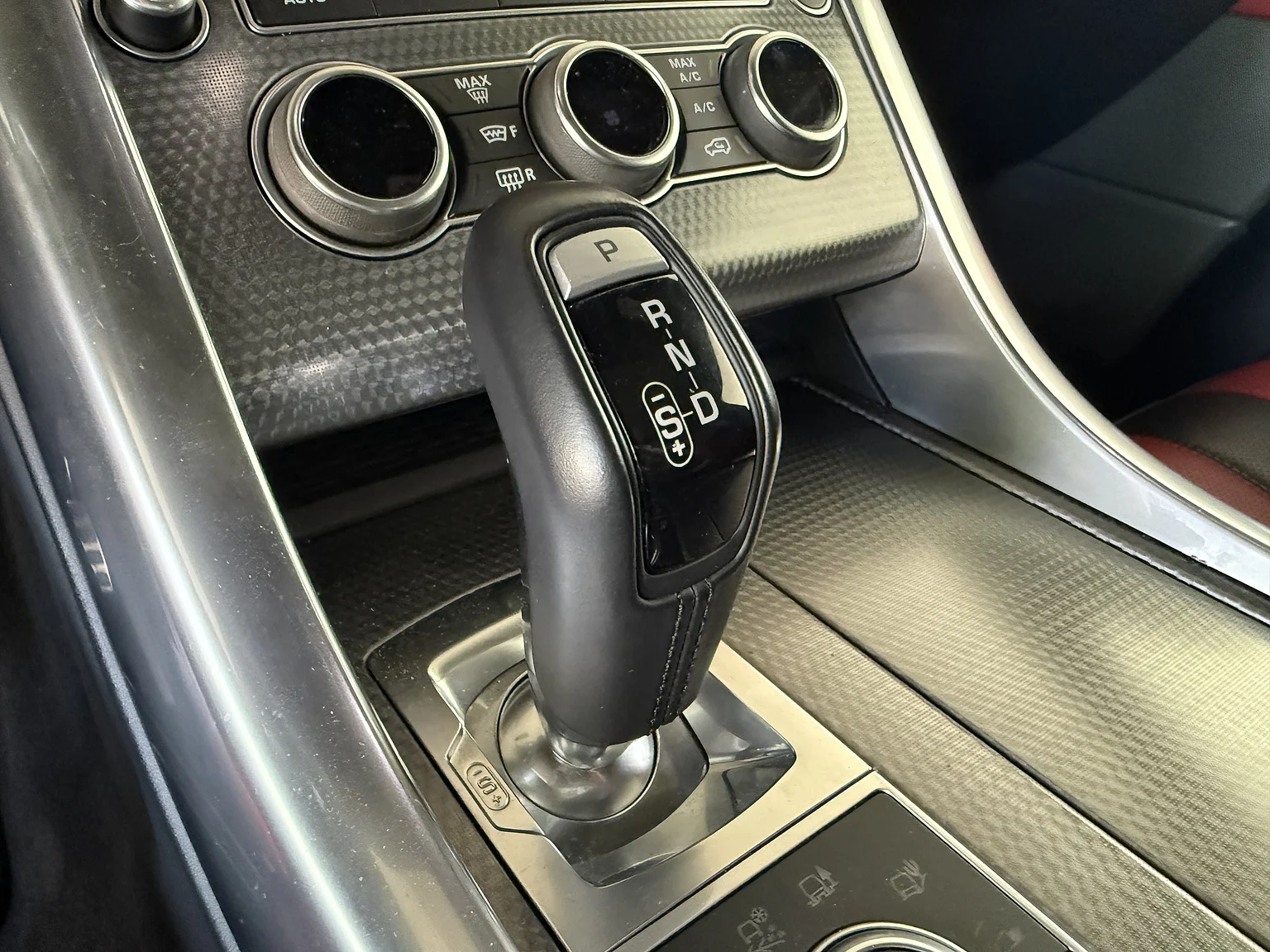 Interiörbild 2017 Range Rover Sport SVR (38)