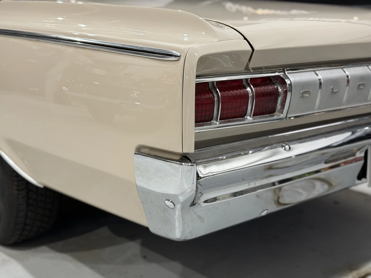Exteriörbild på 1964 Oldsmobile Cutlass Convertible (42)