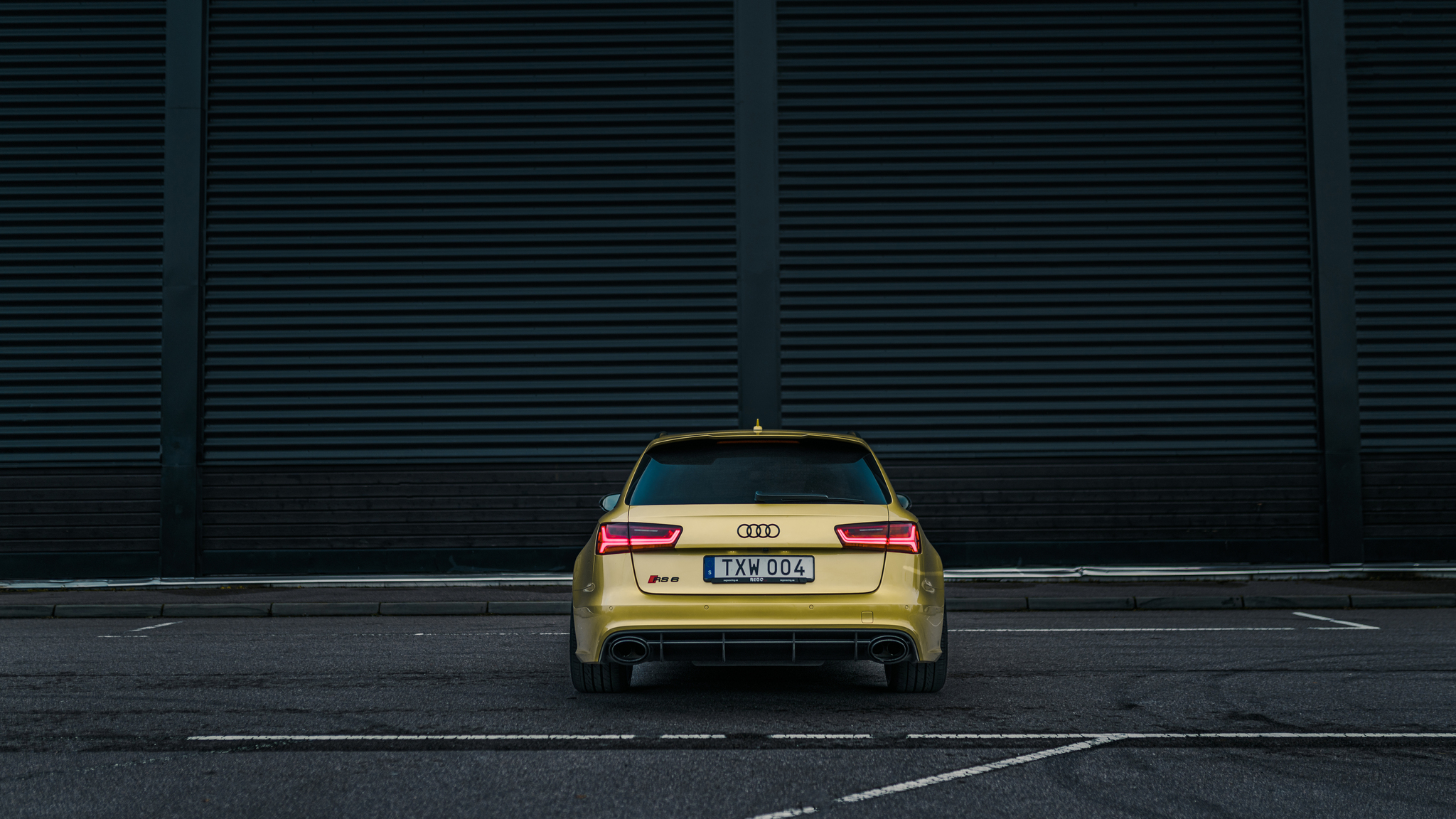 Exterior image of 2016 Audi RS6 Avant Exclusive (10)