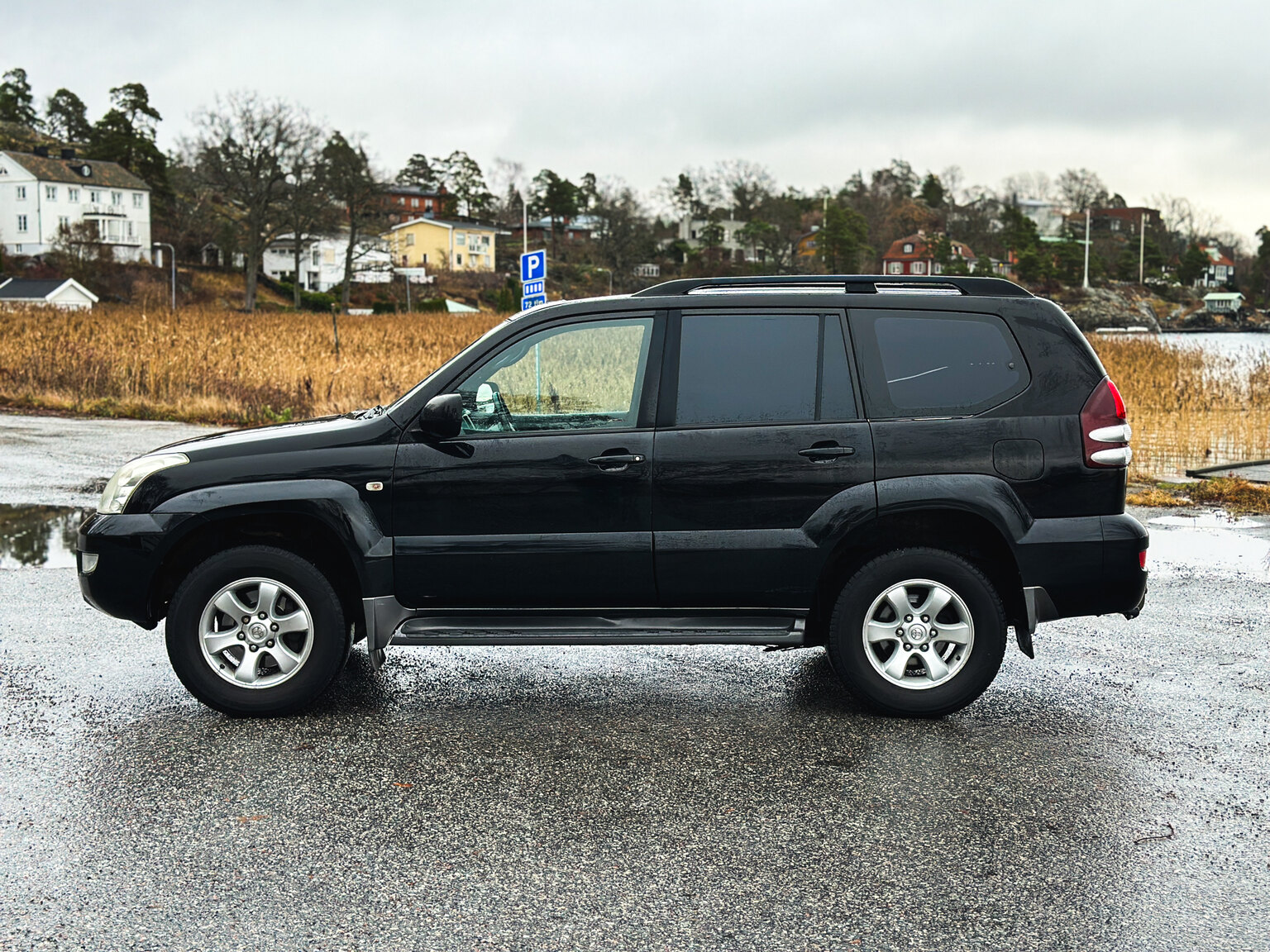 Exterior image of 2004 Toyota Land Cruiser
