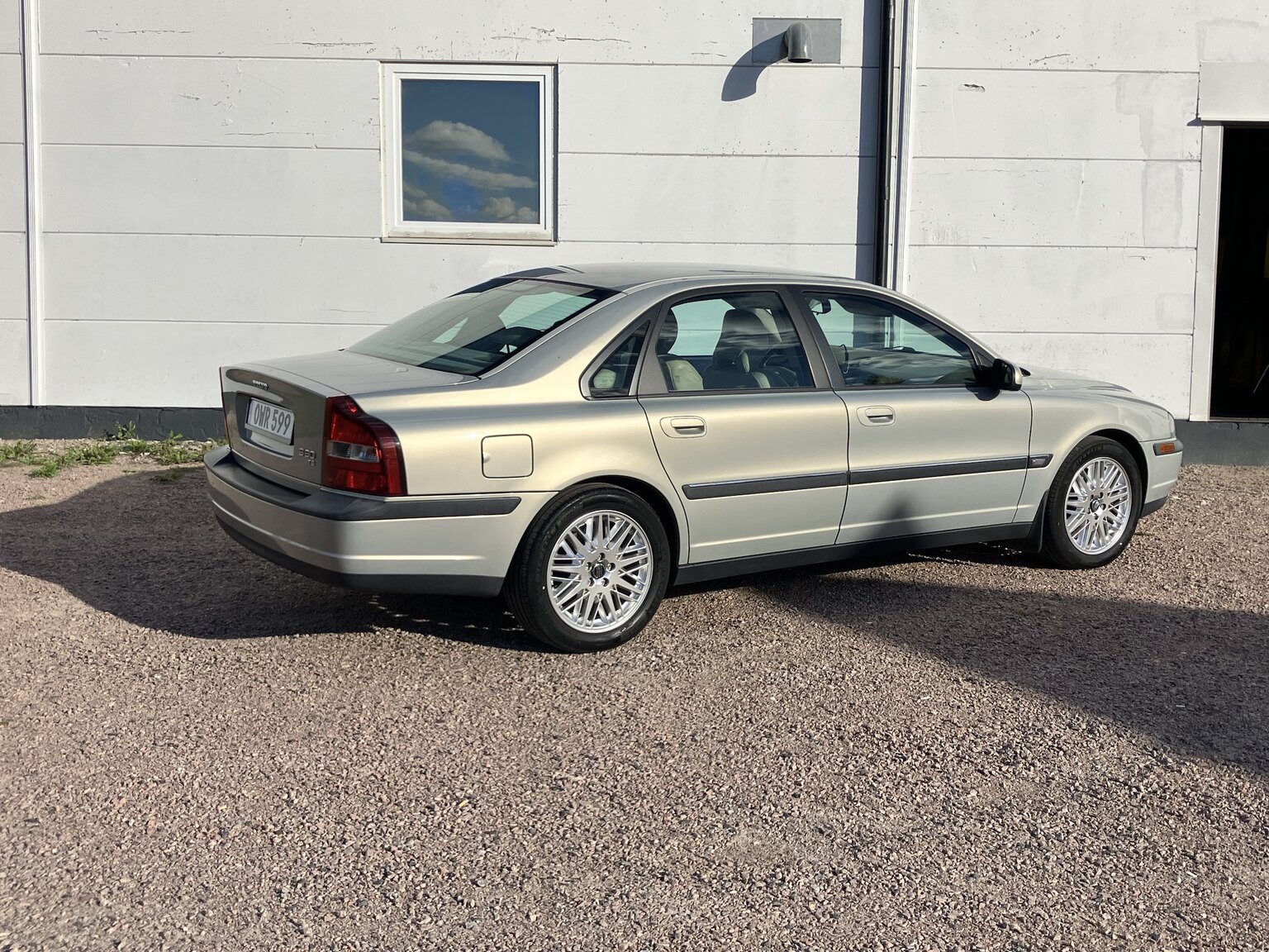 Exterior image of 1999 Volvo S80