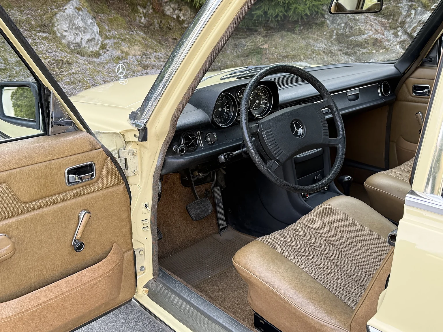 Interiörbild 1974 Mercedes-Benz 230 Automatic (2)