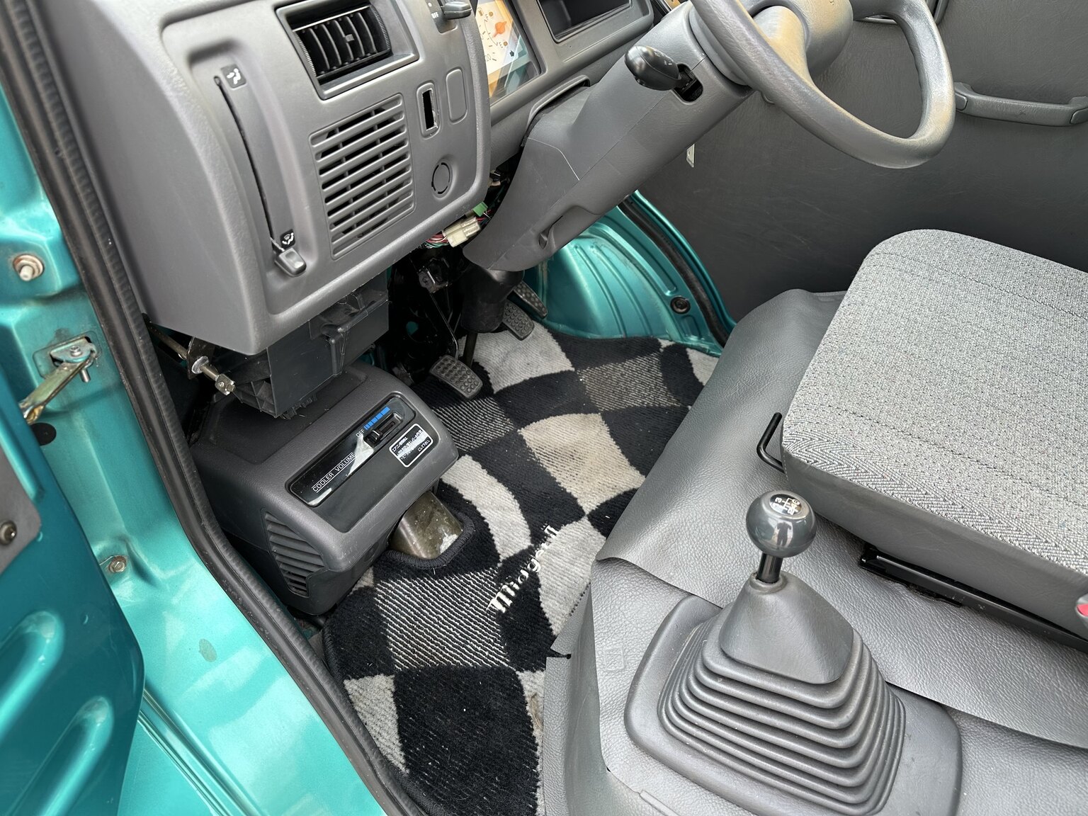 Innenraumfoto von 1997 Daihatsu Midget II