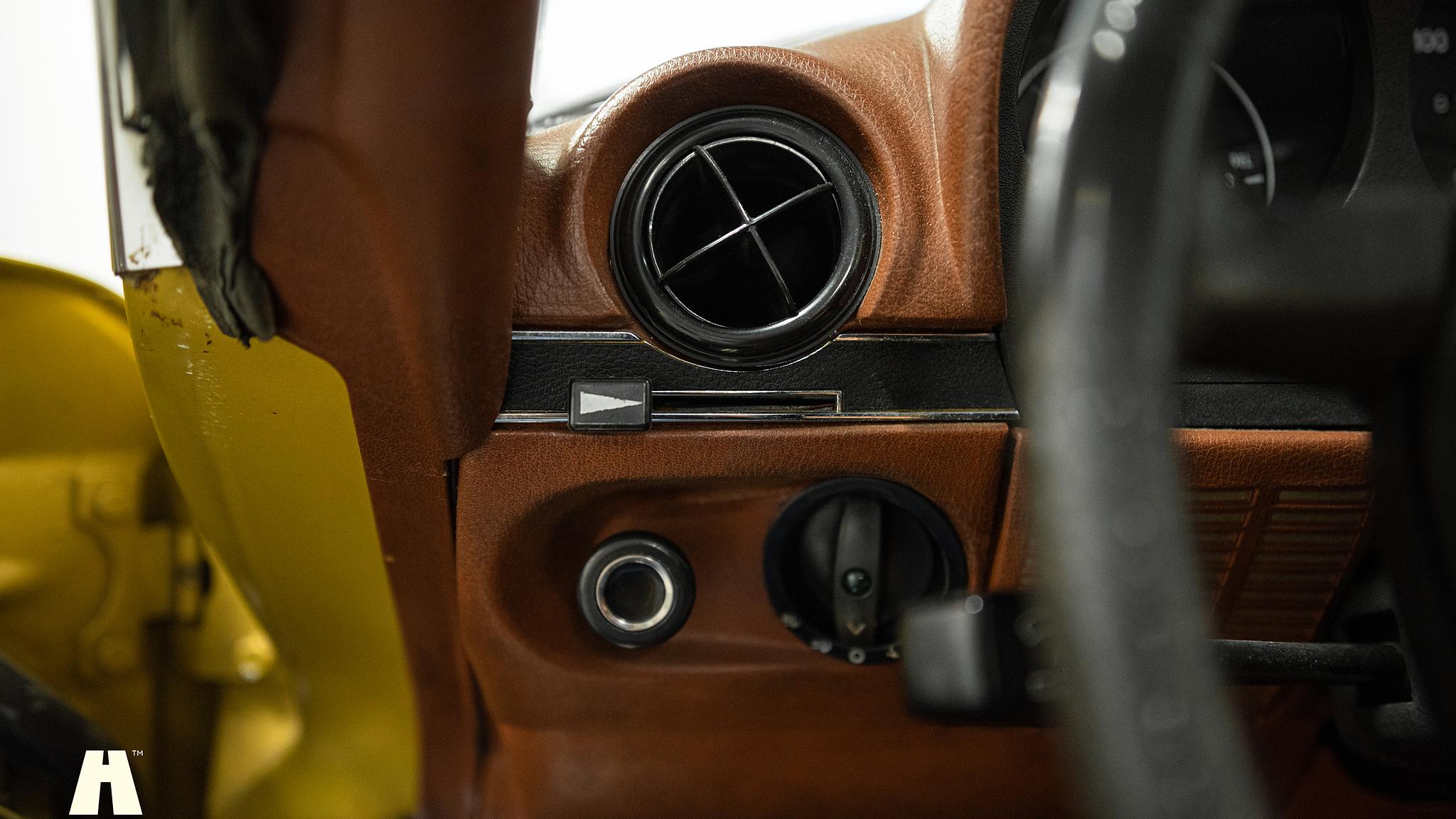 Interiörbild 1975 Mercedes SL 350