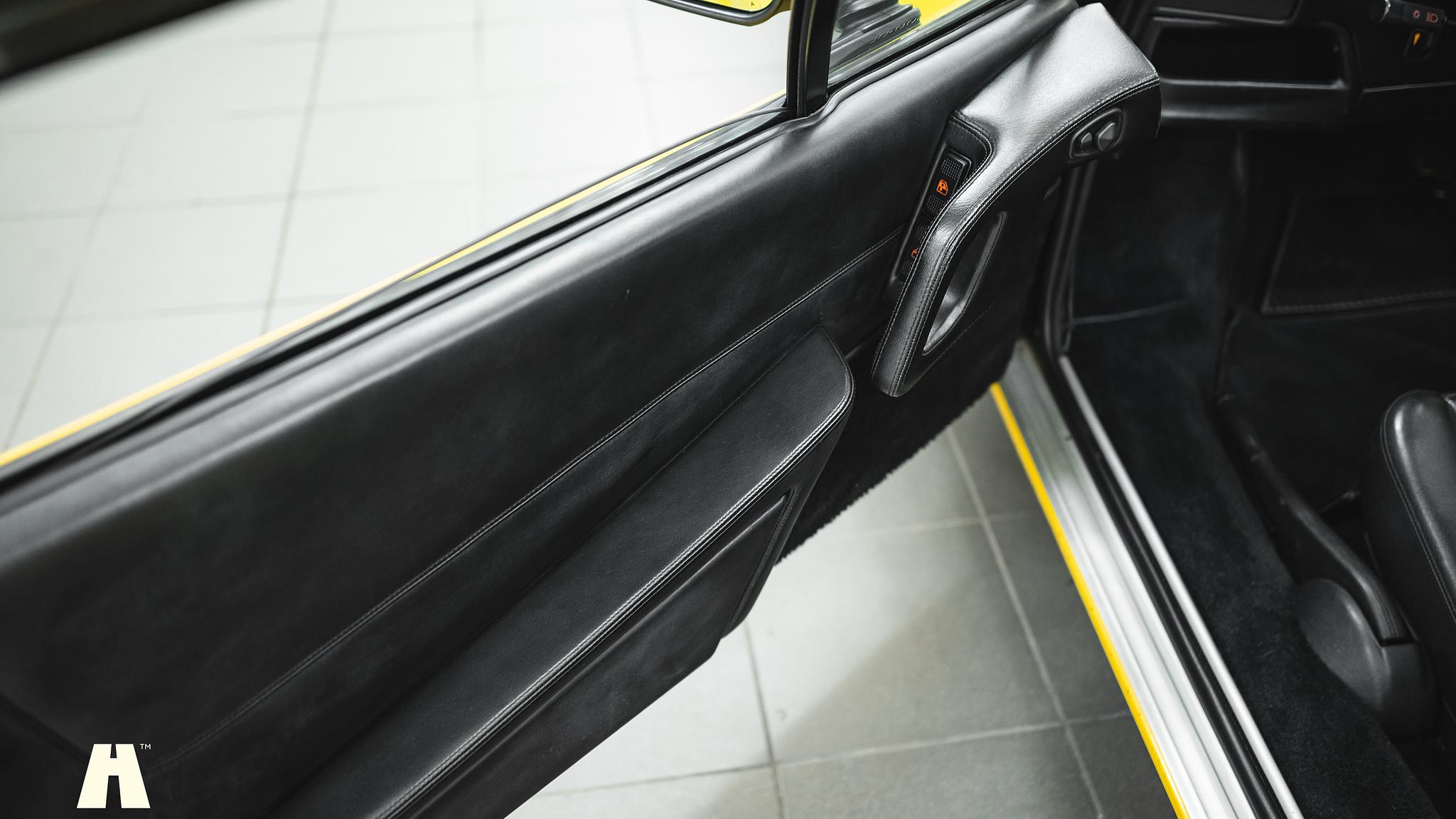 Interiörbild 1986 Ferrari 328 GTB