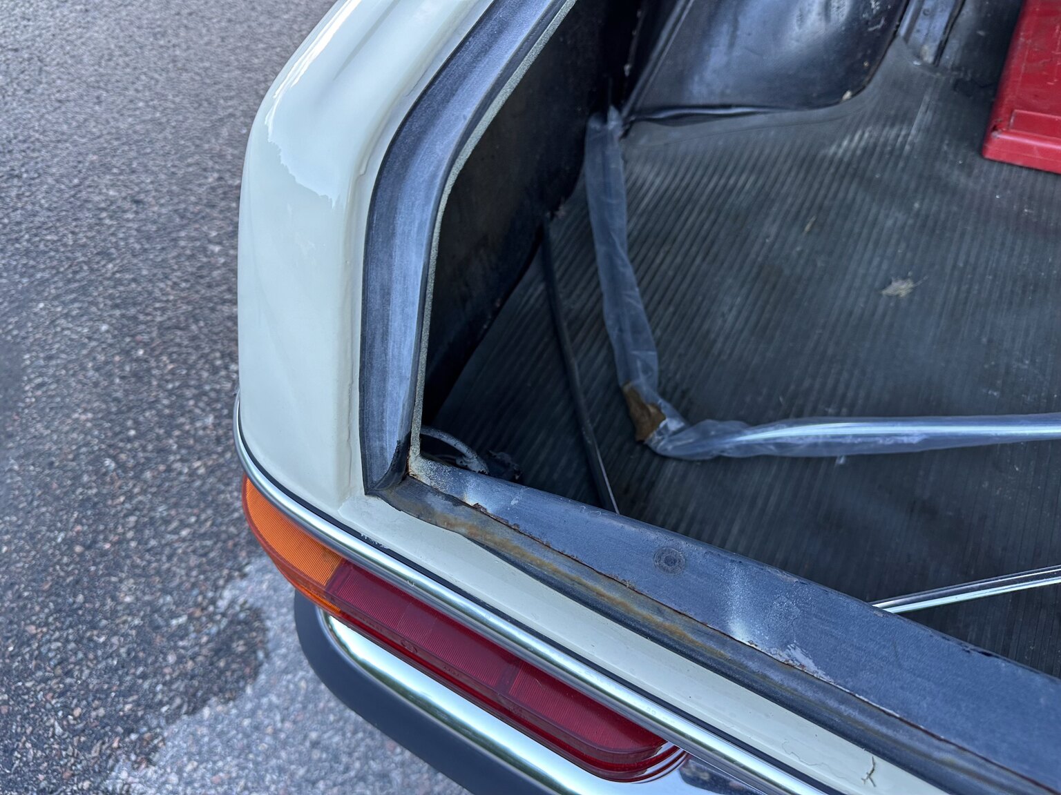 Interior image of 1974 Mercedes Benz 230.6