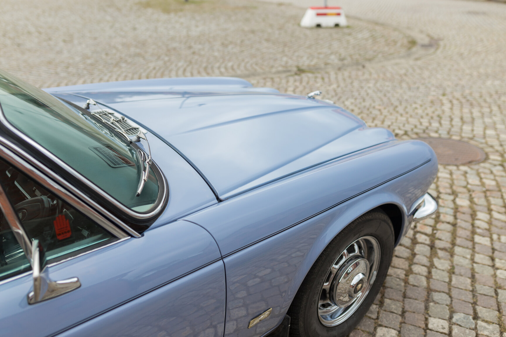Exterior image of 1975 JAGUAR XJ6  (31)