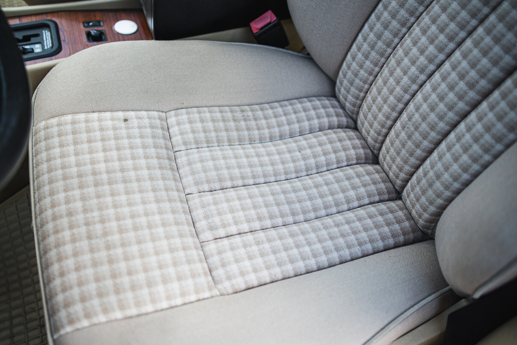 Interior image of 1993 Mercedes-Benz E 220