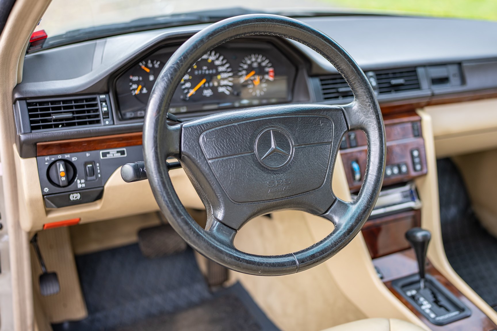 Interiörbild 1992 Mercedes-Benz 300 CE-24