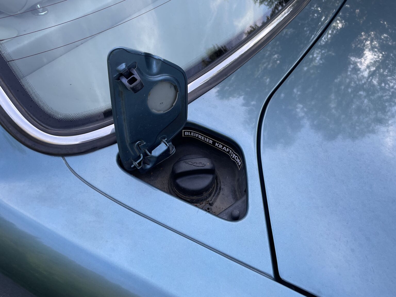 Exterior image of 1998 Jaguar XJ8 Sovereign (47)