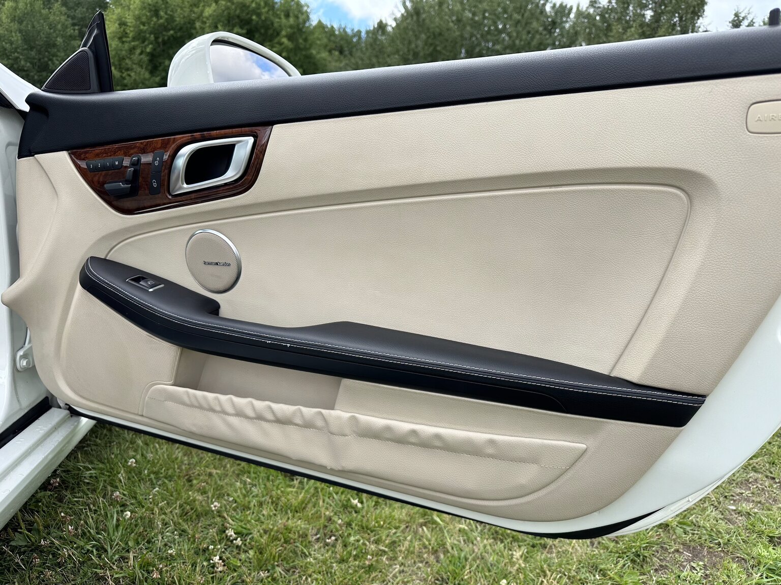 Innenraumfoto von 2012 Mercedes-Benz SLK 350