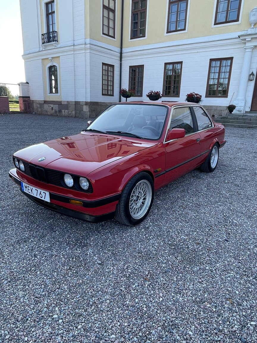 Exterior image of 1987 BMW 320i