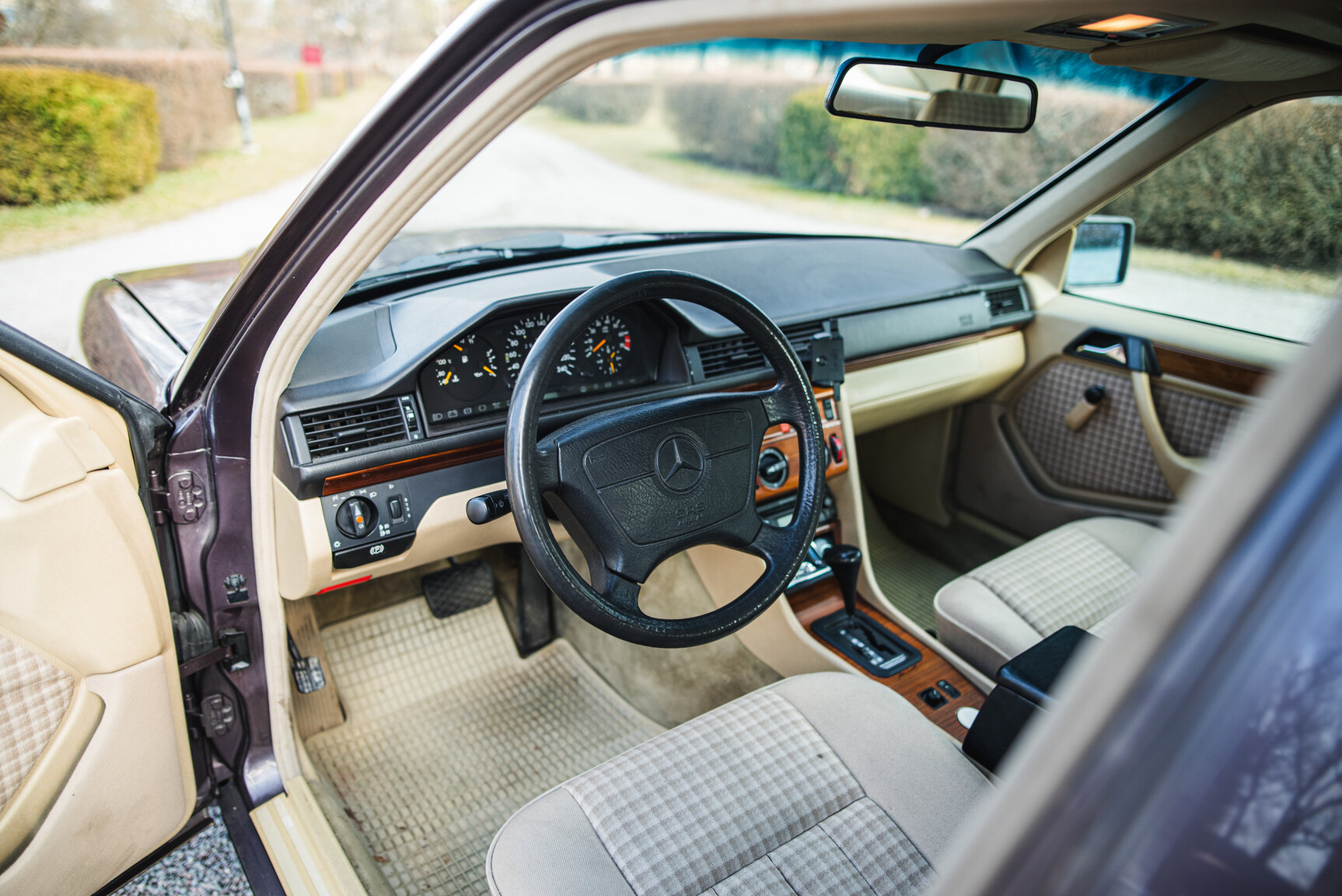 Interior image of 1993 Mercedes-Benz E 220