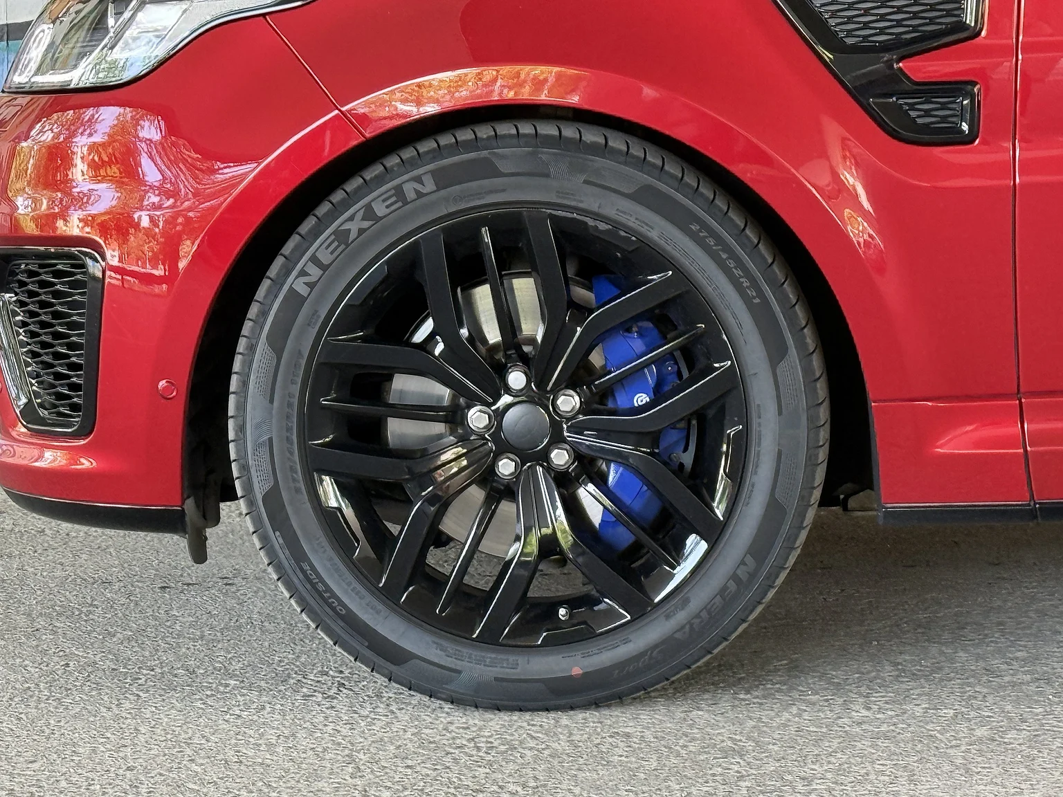 Exteriörbild på 2017 Range Rover Sport SVR (15)