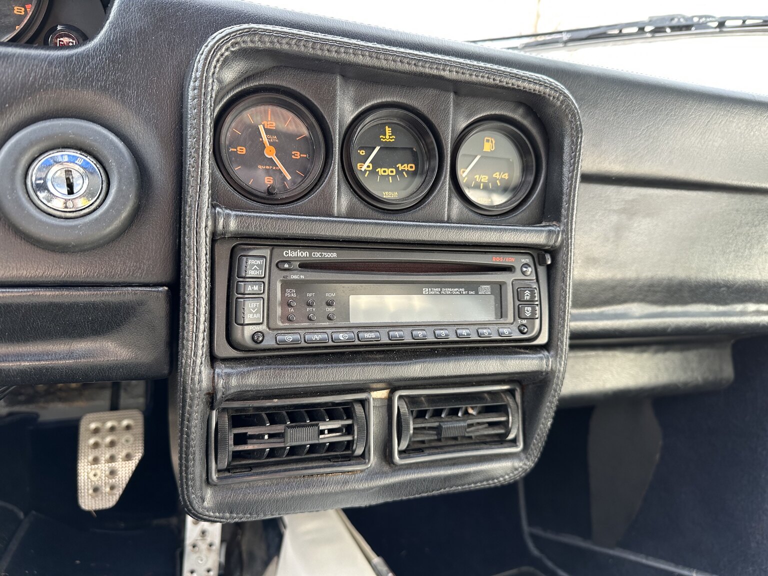 Interiörbild 1986 Ferrari 328 GTS