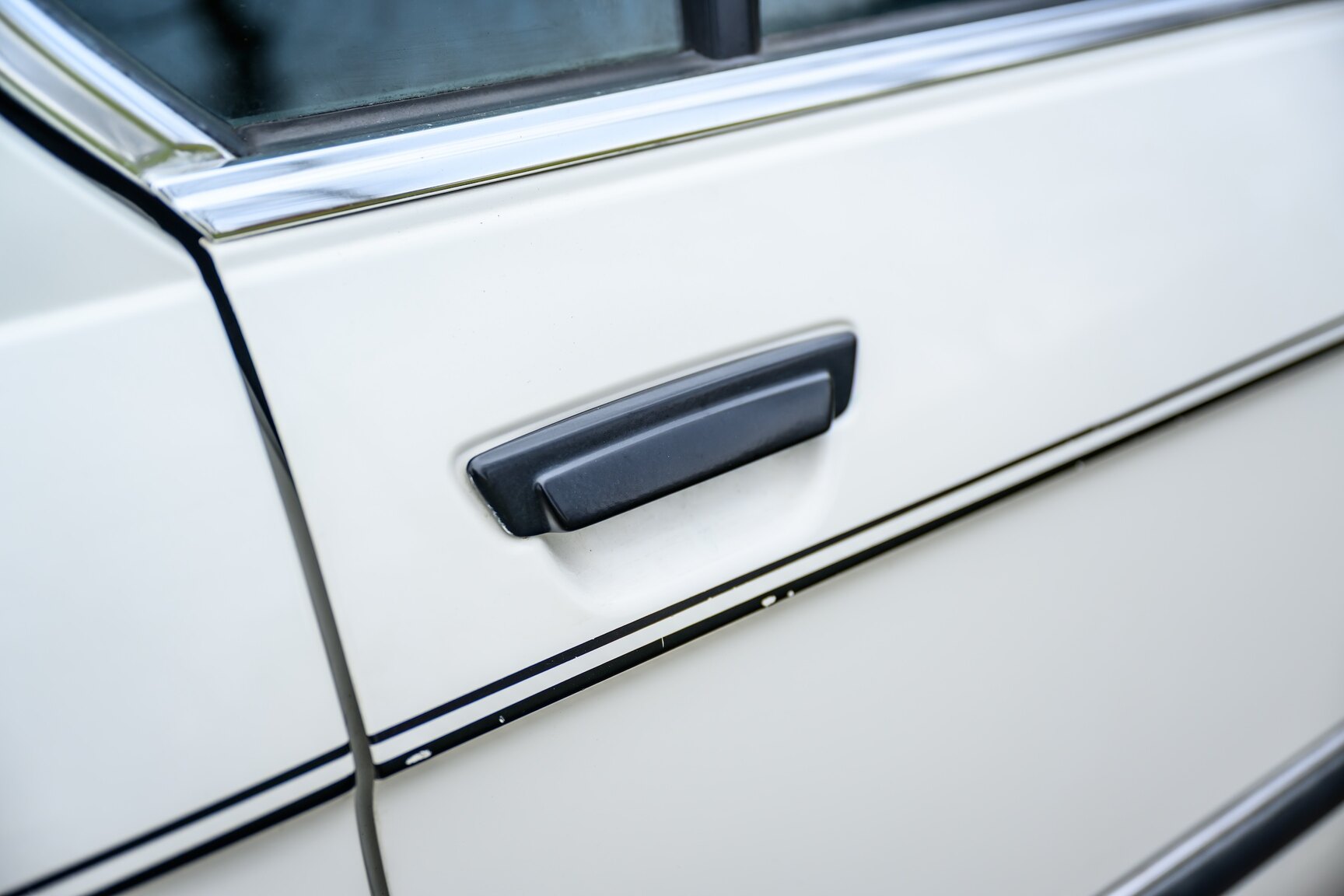 Exterior image of 1986 BMW 520i