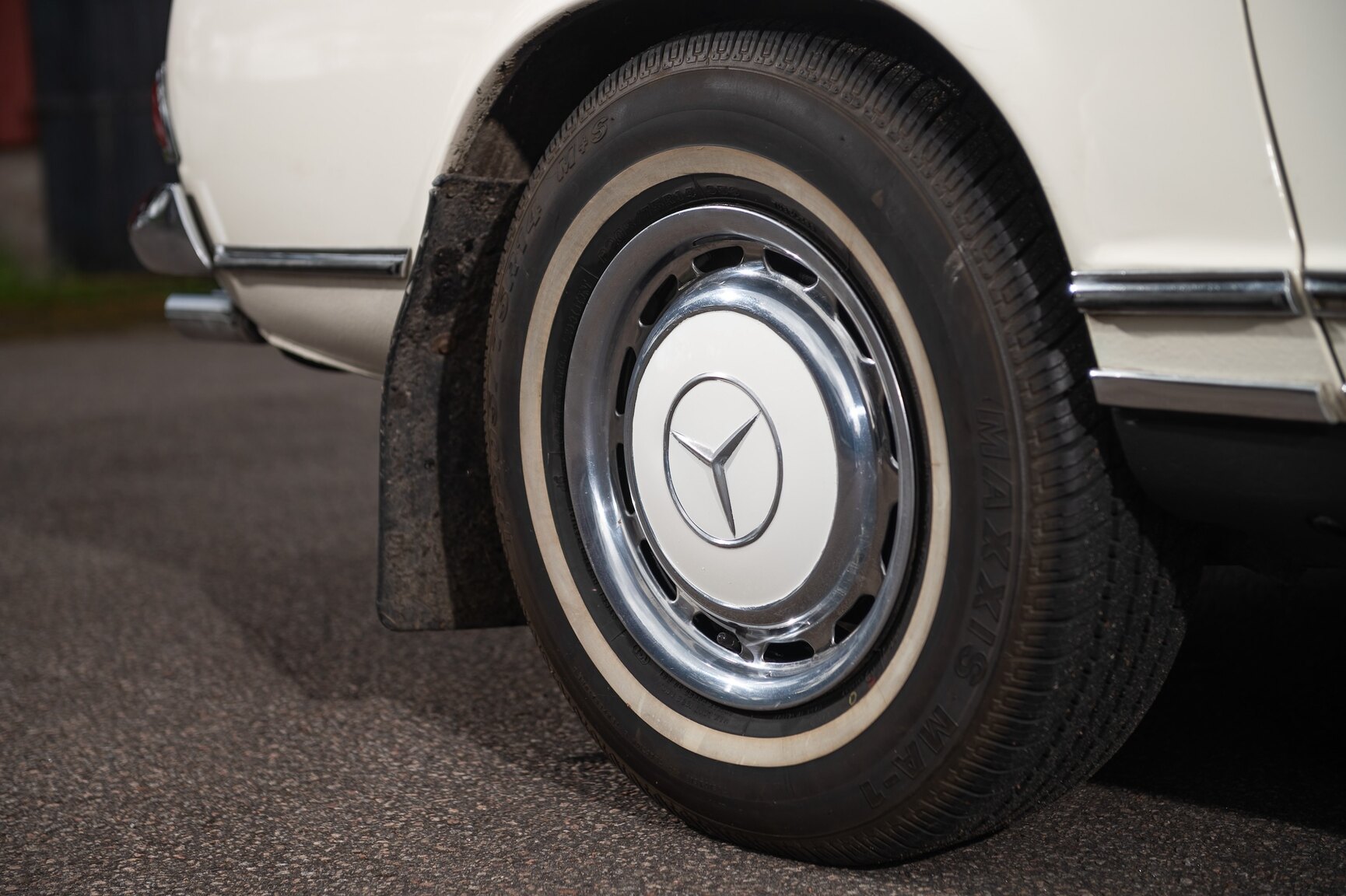 Exterior image of 1968 Mercedes-Benz 280 SL Pagoda (59)