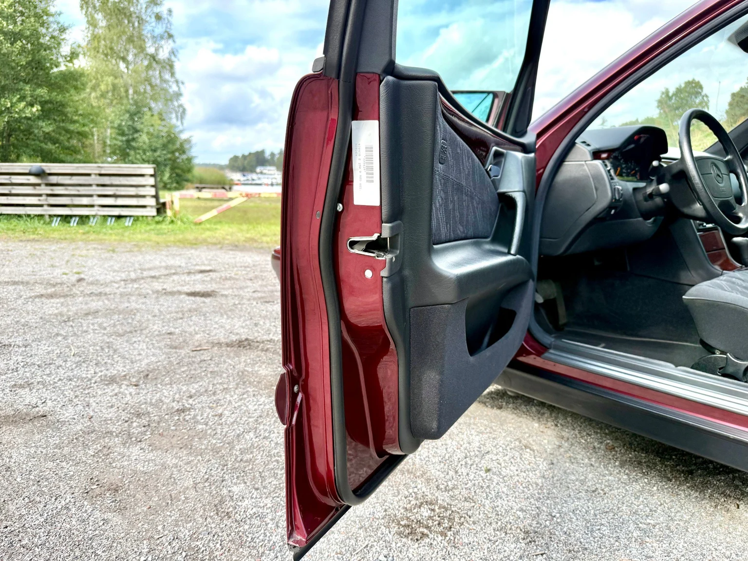 Innenraumfoto von 1997 Mercedes-Benz E 290 TD (2)