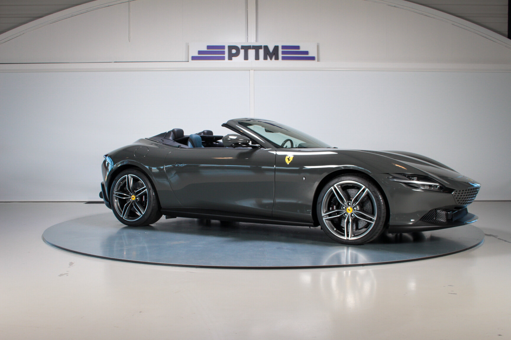 Exteriörbild på 2024 Ferrari Roma Spider
