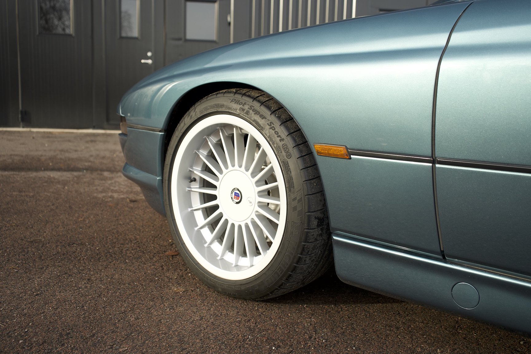 Exteriörbild på 1992 BMW 850i 6-speed manual - NO RESERVE