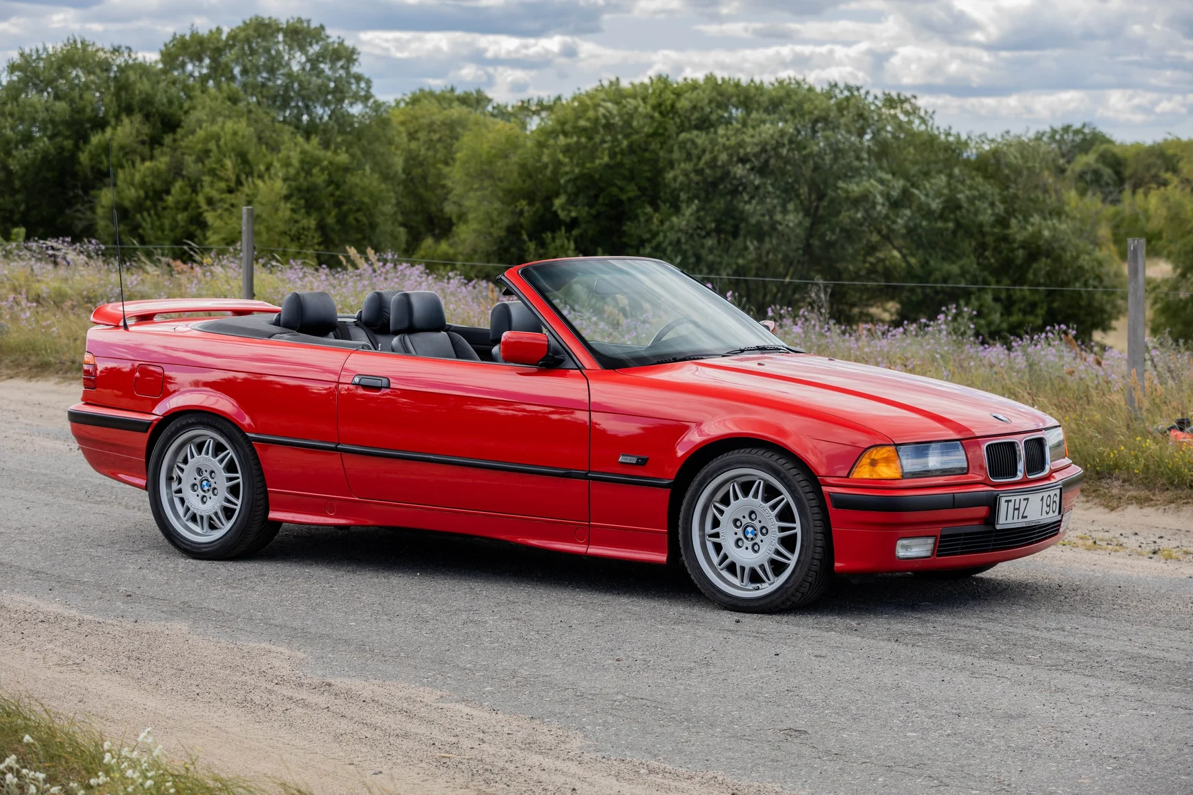 Exterior image of 1994 BMW 325i Convertible (1)