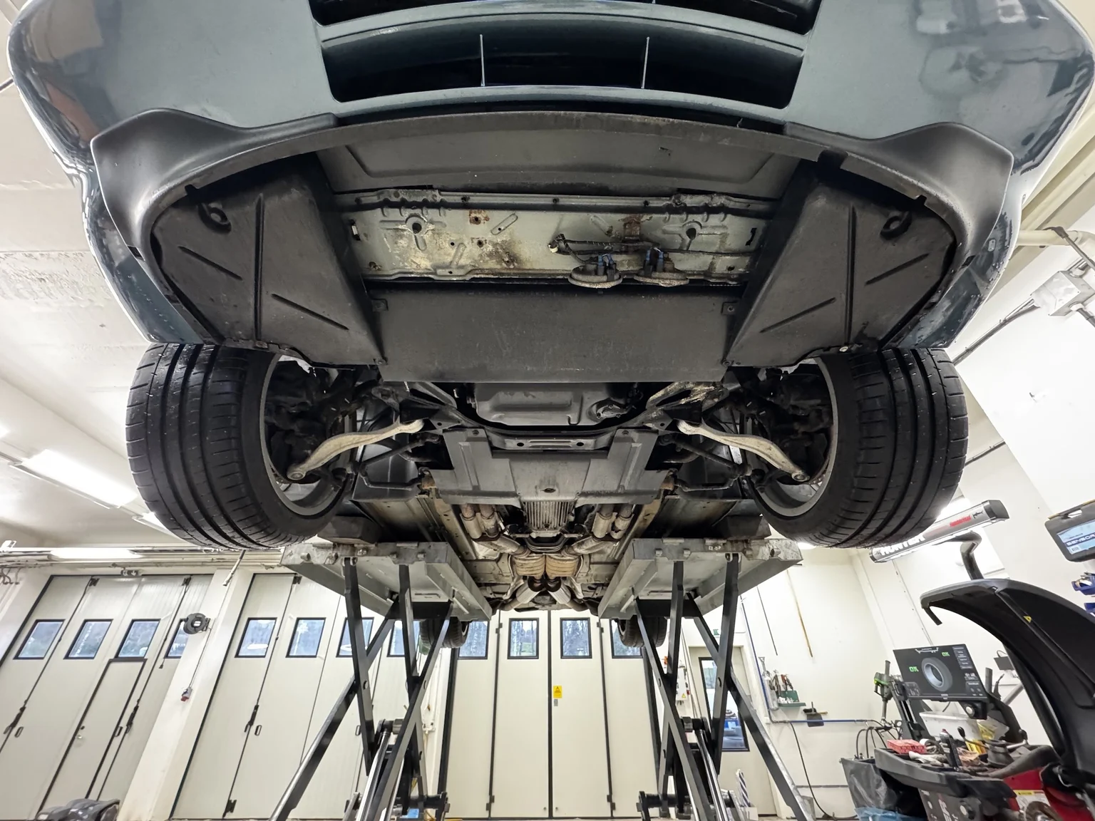 Image of 1992 BMW 850i 6-speed manual - 1 of 49 mechanics (13)