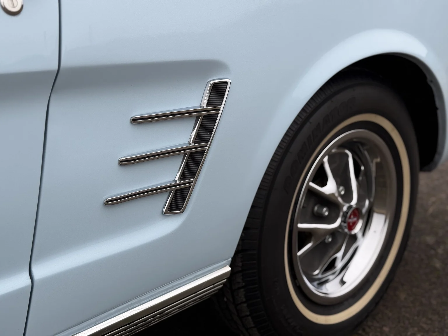 Exteriörbild på 1966 Ford Mustang Convertible 289 V8 (28)