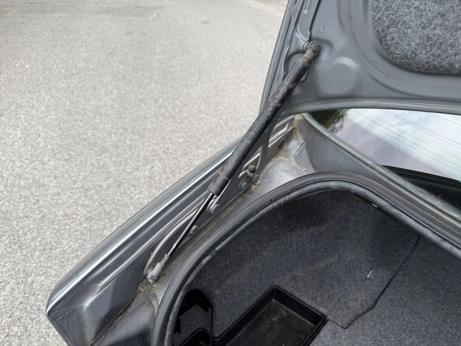 Interior image of 2005 BMW 320Ci (54)