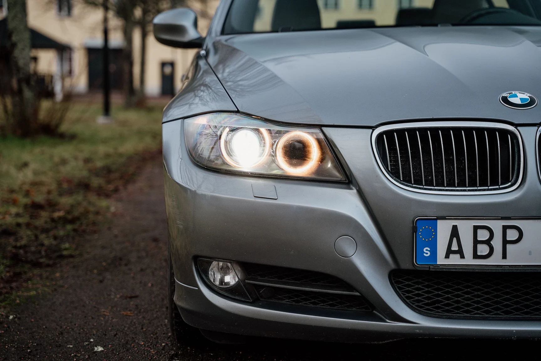 Exterior image of 2010 BMW 325i Sedan (29)