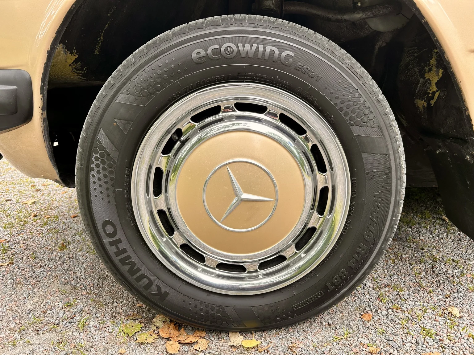 Exteriörbild på 1976 Mercedes-Benz 300 D (28)