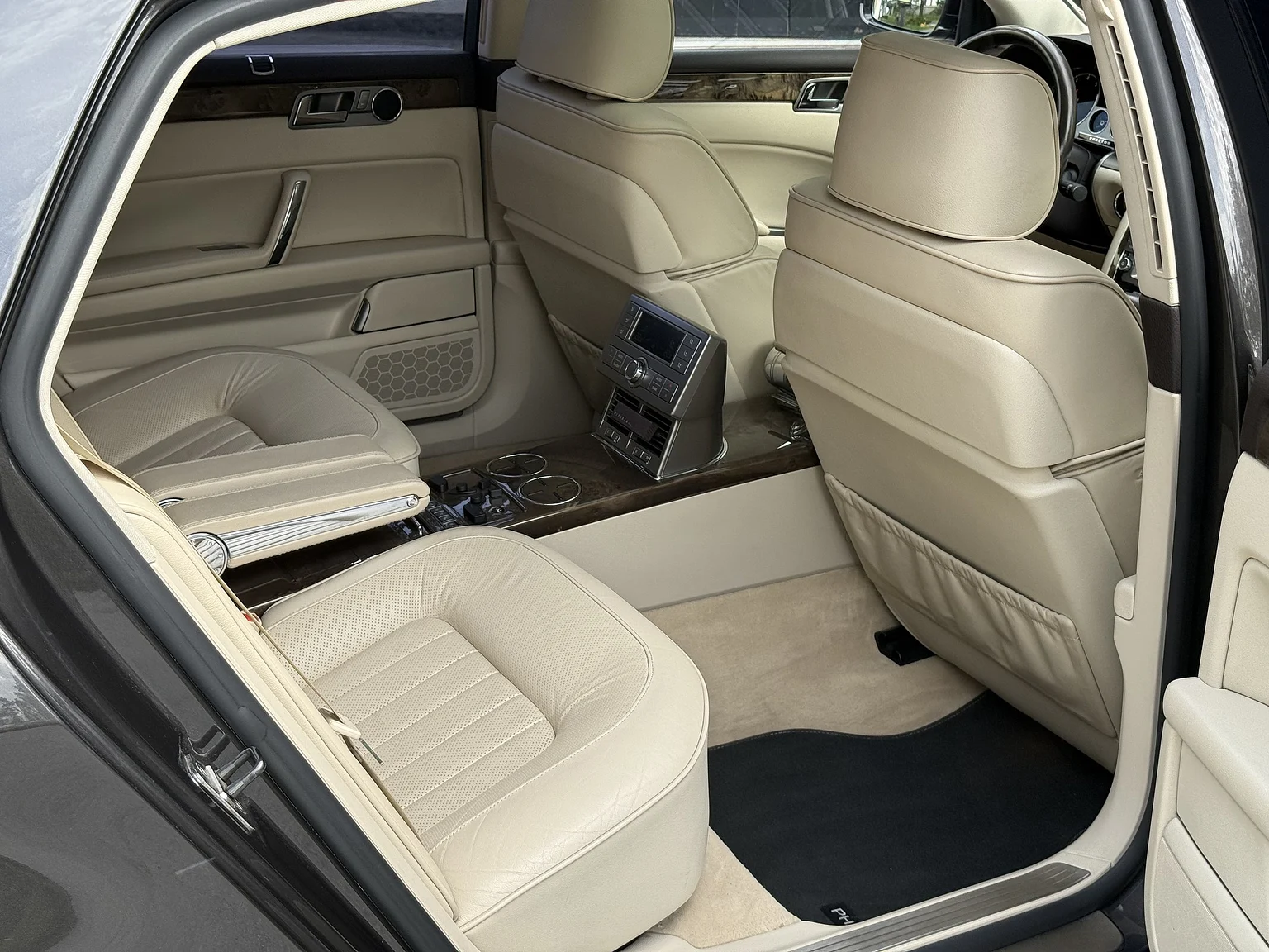 Innenraumfoto von 2009 Volkswagen Phaeton W12 LWB Executive (3)
