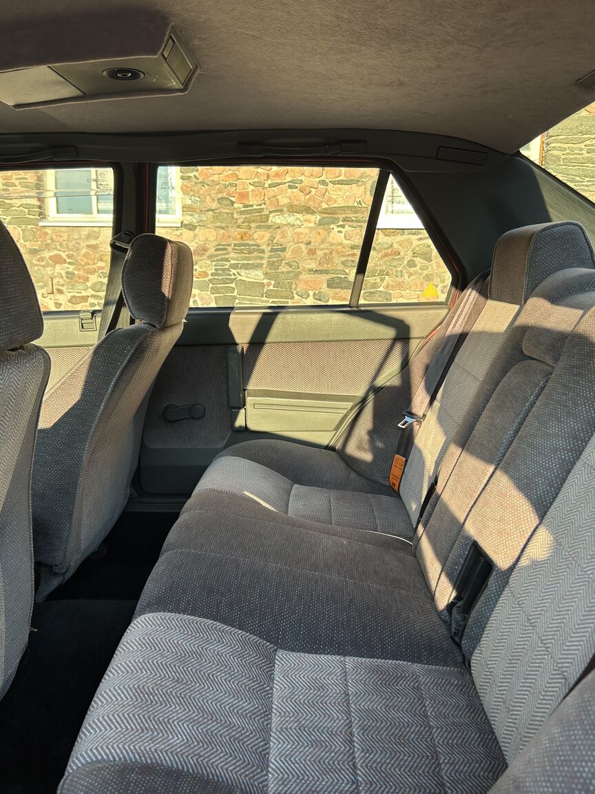 Innenraumfoto von 1988 Alfa Romeo 75 (33)