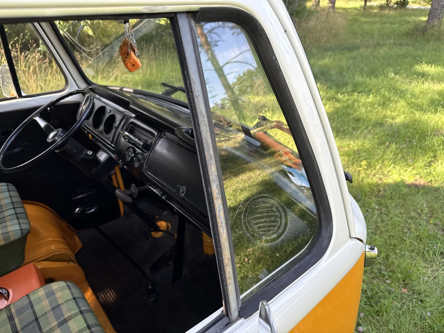 Aussenfoto 1975 Volkswagen Transporter Campervan (37)