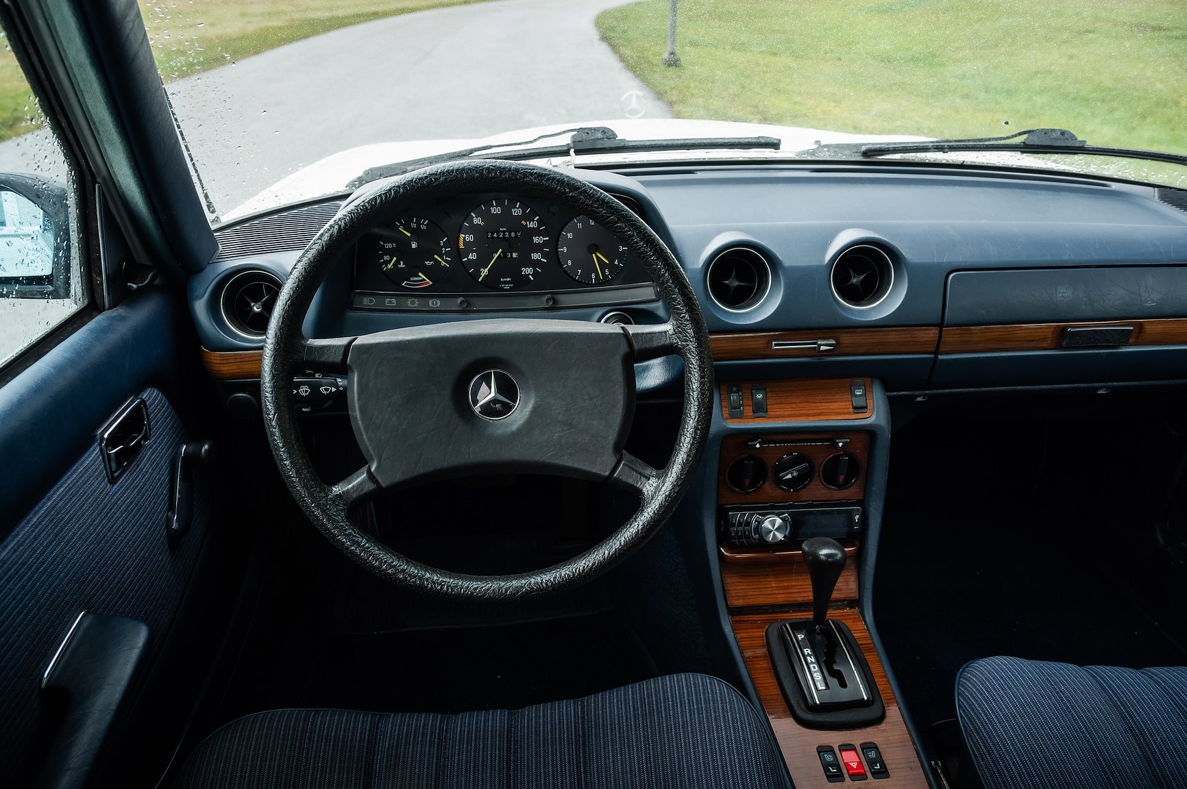 Innenraumfoto von 1985 Mercedes-Benz 200 Automatic