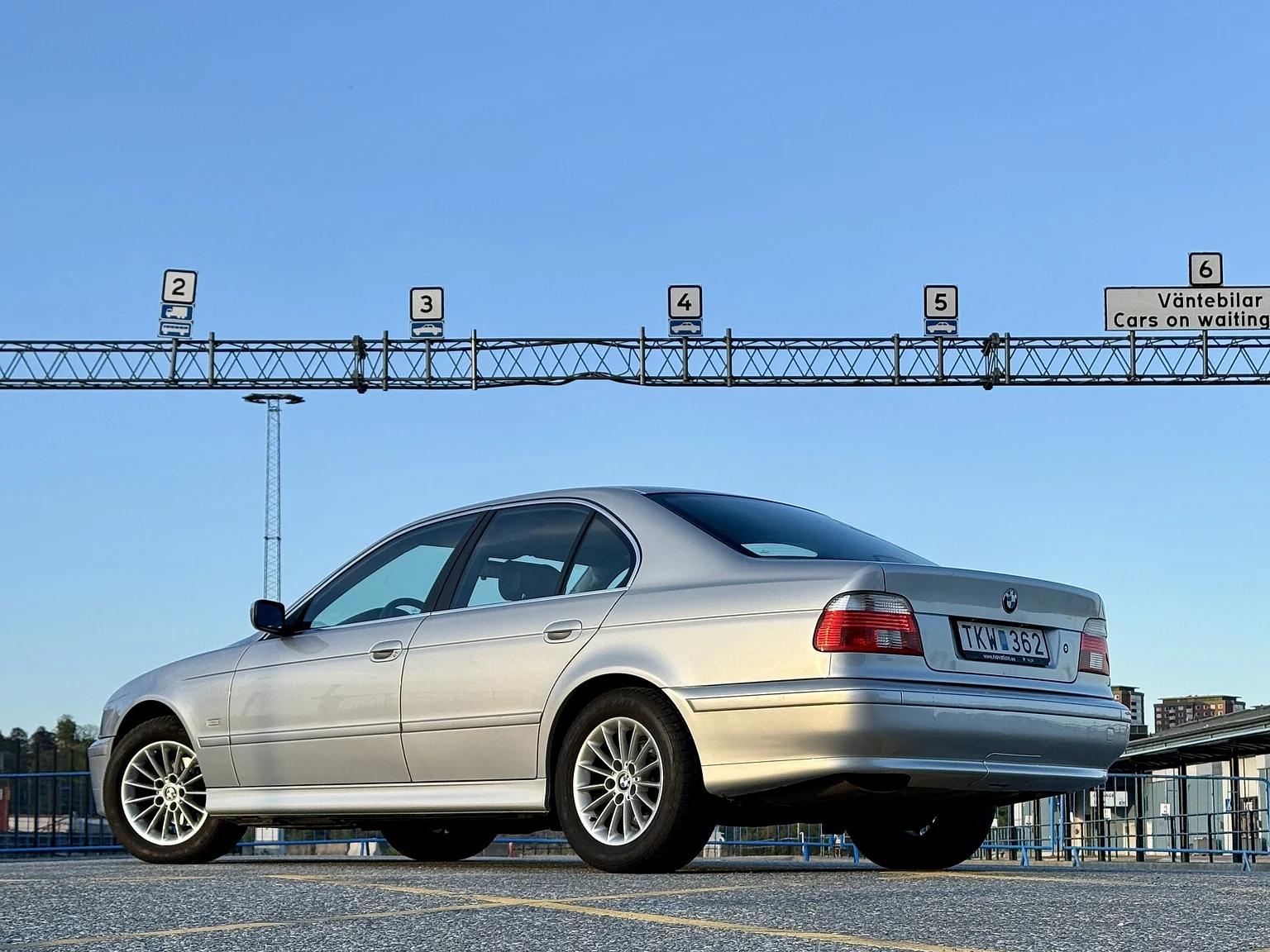 Exterior image of 2002 BMW 520i (61)