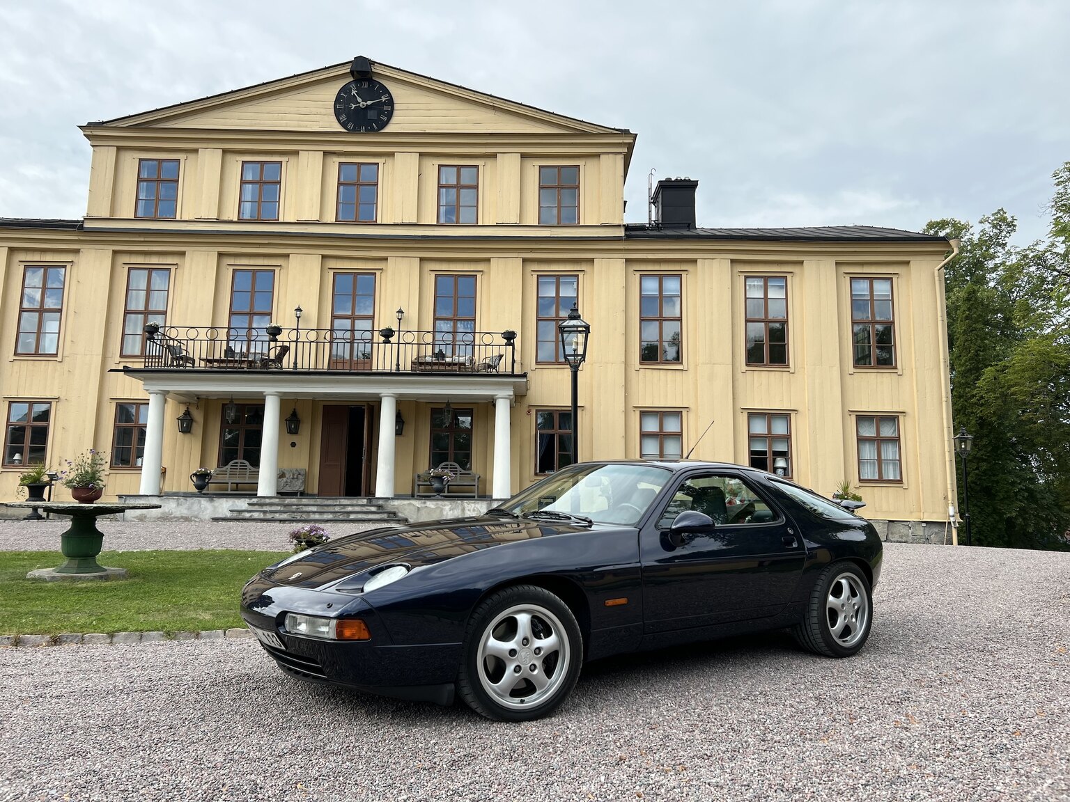 Exterior image of 1993 Porsche 928 GTS