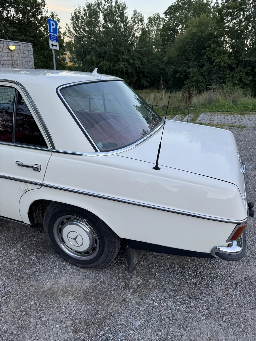 Aussenfoto 1972 Mercedes-Benz 200 (43)