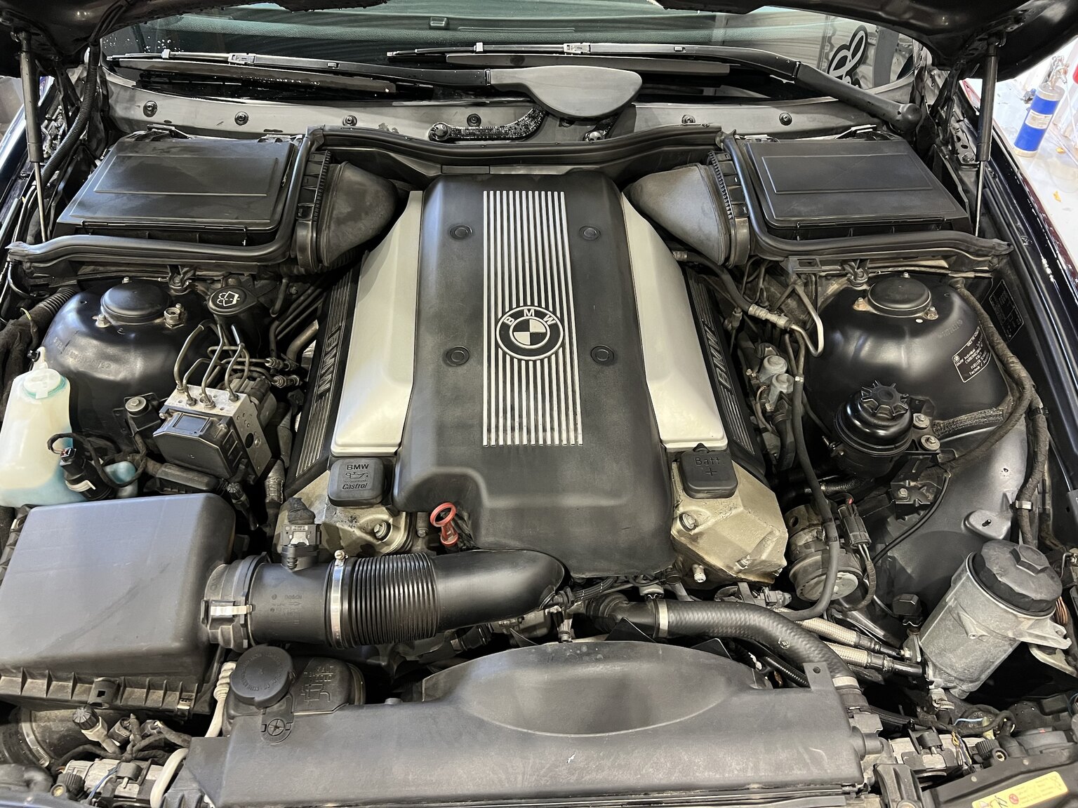 Image of 2003 BMW 540i Touring mechanics