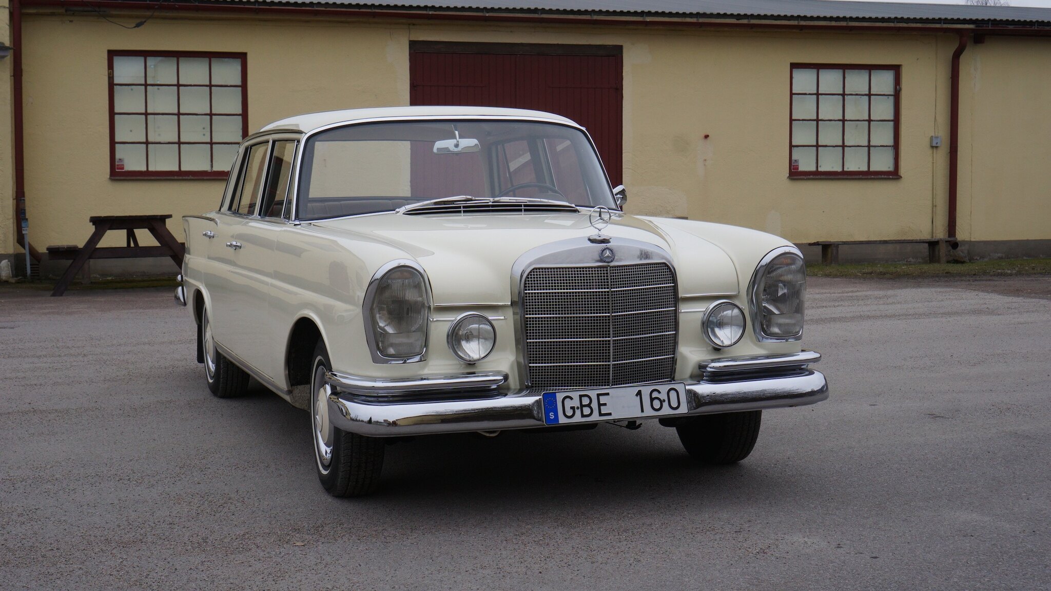 Exteriörbild på 1966 Mercedes-Benz 230 S