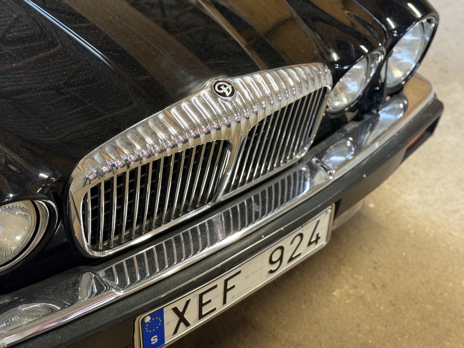 Exterior image of 1990 Jaguar Daimler Double six