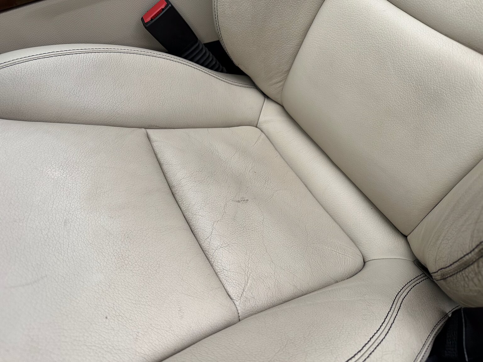 Innenraumfoto von 2012 Mercedes-Benz SLK 350