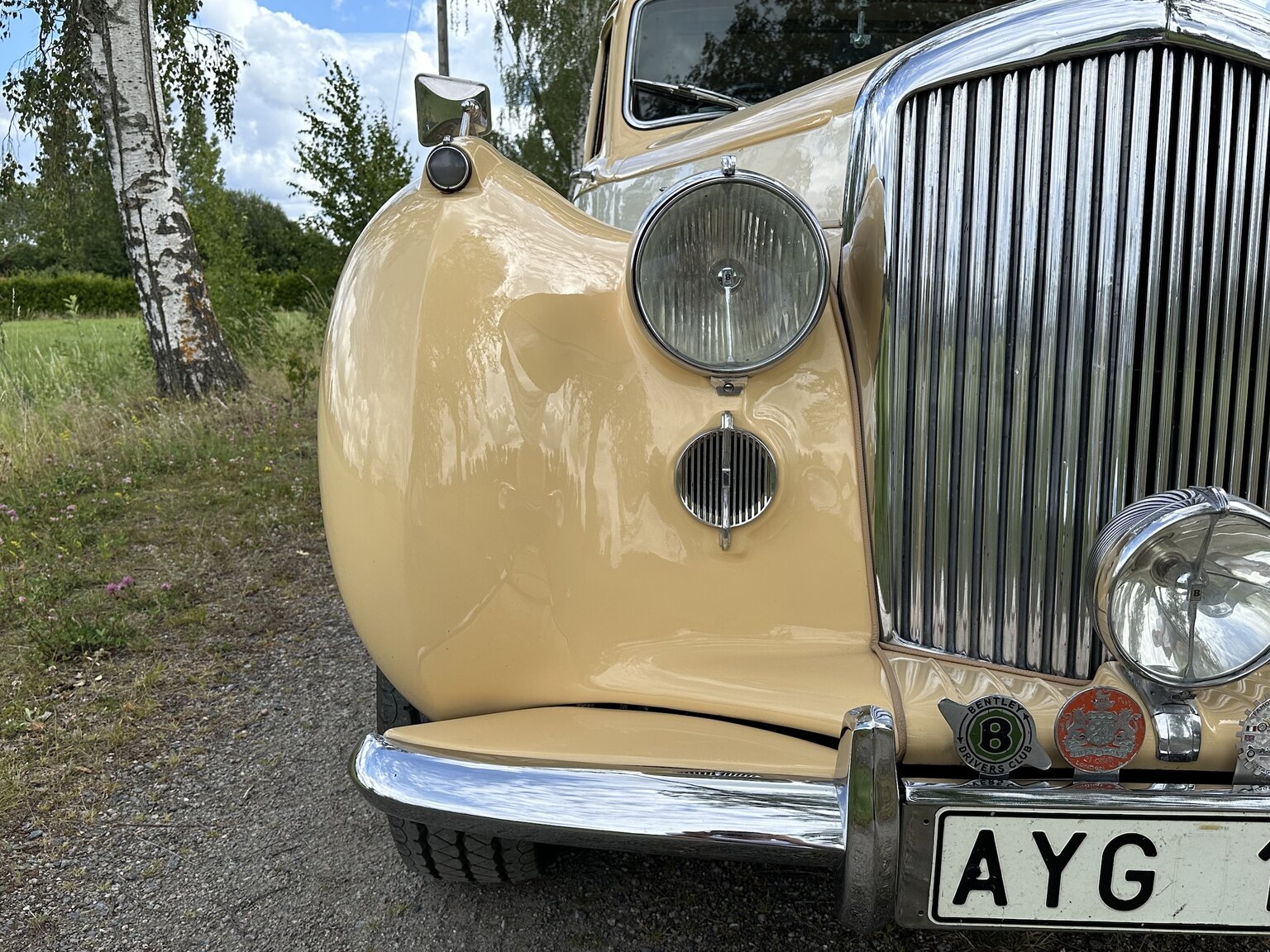 Exterior image of 1947 Bentley Mark IV Sport Saloon