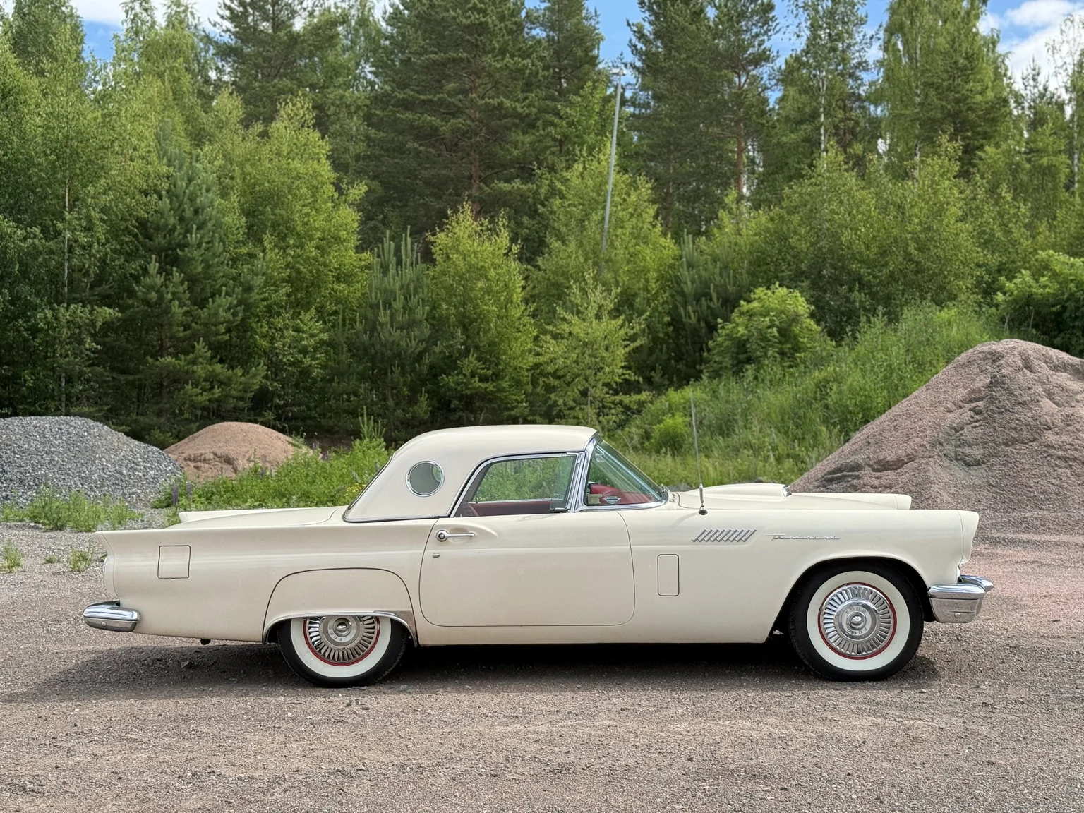 Exterior image of 1957 Ford Thunderbird (4)