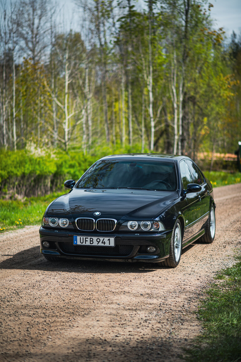 Exterior image of 2000 BMW M5 E39