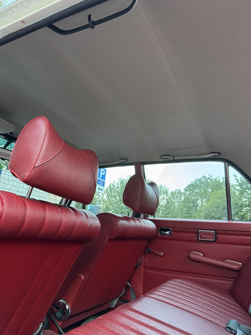 Innenraumfoto von 1972 Mercedes-Benz 200 (32)