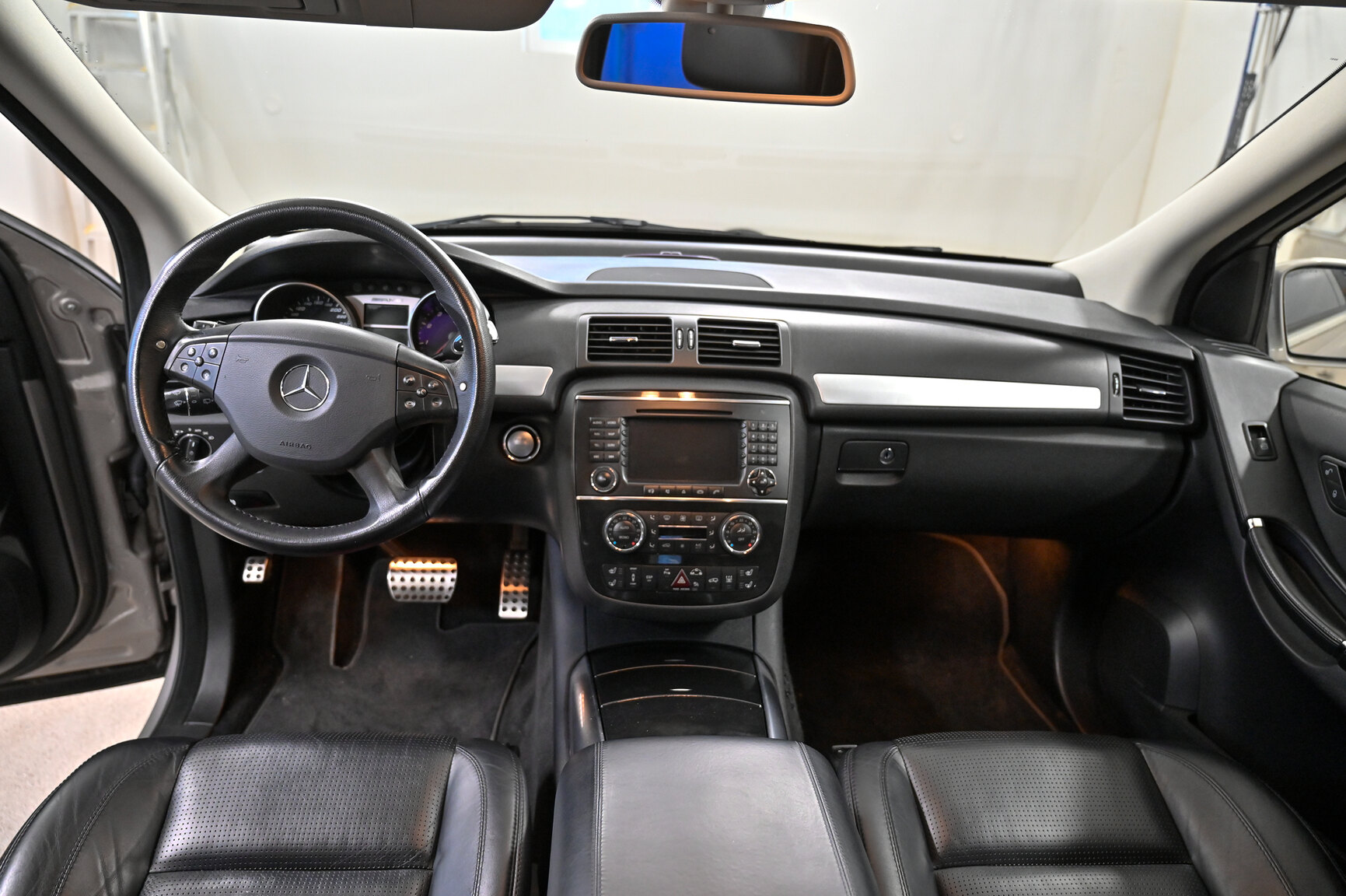 Interior image of 2006 Mercedes-Benz R 63 AMG