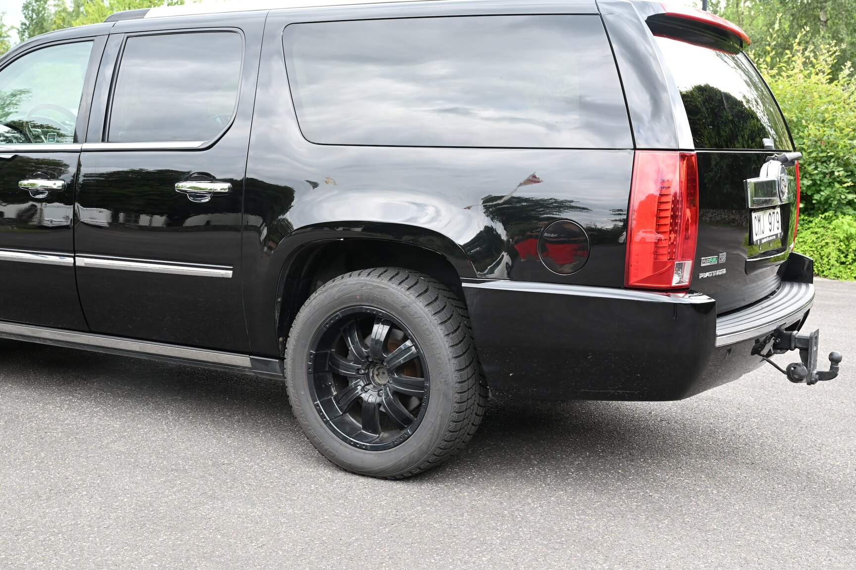 Exterior image of 2010 Cadillac Escalade ESV 6.2 Flexfuel